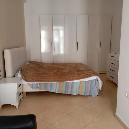 Royal 3 Opposite Nalu Bar Гостевой дом Тирана