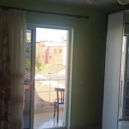Royal 3 Opposite Nalu Bar تيرانا