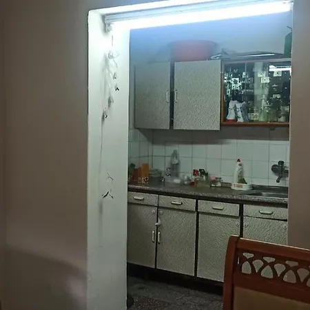 Royal 3 Opposite Nalu Bar Гостевой дом Тирана